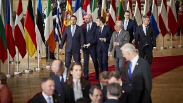 Längst bak i bilden från torsdagens EU-toppmöte syns Polens premiärminister Mateusz Morawiecki.