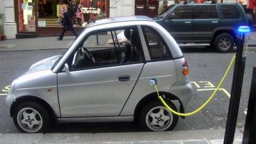 Arkivbild. Om EU-kommissionens nya strategi slår in kommer bensinbilar att försvinna från städerna senast 2050.