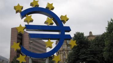 Kreditbetyget för EU:s krisfond EFSF nedgraderades av Standard & Poor's sent på måndagskvällen.