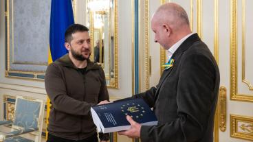 Den ukrainske presidenten Volodomyr Zelenskyj lämnar över svaren på frågeformuläret till EU:s Ukrainaambassadör Matti Maasikas. 