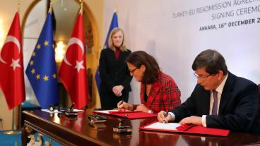 EU-kommissionen tecknade 2013 ett av sina nuvarande 18 återtagandeavtal med Turkiet, här via dåvarande EU-kommissionär Cecilia Malmström och turkisk utrikesminister Ahmet Davutoğlu. Arkivbild.