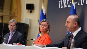 EU-kommissionär Johannes Hahn, EU:s utrikeschef Federica Mogherini och Turkiets utrikesminister Mevlüt Çavuşoğlu. Arkivbild.