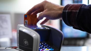 En av tre företag som erbjuder betaltjänster har inte direktöverföringar i euro som alternativ i dag. Arkivbild.