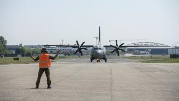 Regeringen ska efter granskning skriva under FN-initiativ om att minska utsläppen inom flygsektorn, säger de till Europaportalen. 