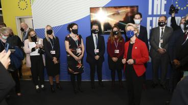 EU-kommissionens ordförande Ursula von der Leyen (i rött) på FN:s klimatmöte i Glasgow.