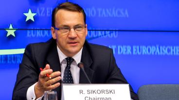 – Jag kräver att Tyskland, för sin egen och vår skull, hjälper euron att överleva och frodas, sade Radosław Sikorski.