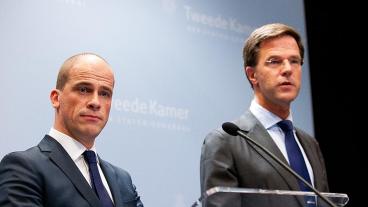 Diederik Samsom och Mark Rutte, ledarna för de två nederländska regeringspartierna, måste öka stöd hos oppositionen för att lösa budgetkrisen. Arkivbild.