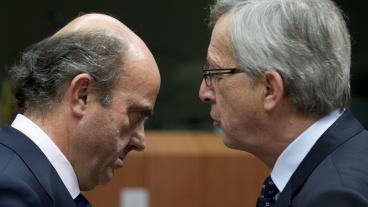 Den spanske finansministern Luis de Guindos Jurado i samtal med eurogruppens ordförande Jean-Claude Juncker.