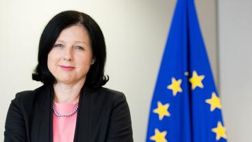 Händelserna i USA visar att demokratin behöver skyddas, även i EU. Internetplattformarna måste ta ansvar för att ta bort olagligt innehåll, desinformation måste bekämpas och vi måste sluta att låtsas som att de stora plattformarna har konkurrens. Det skriver EU-kommissionens vice ordförande Věra Jourová.