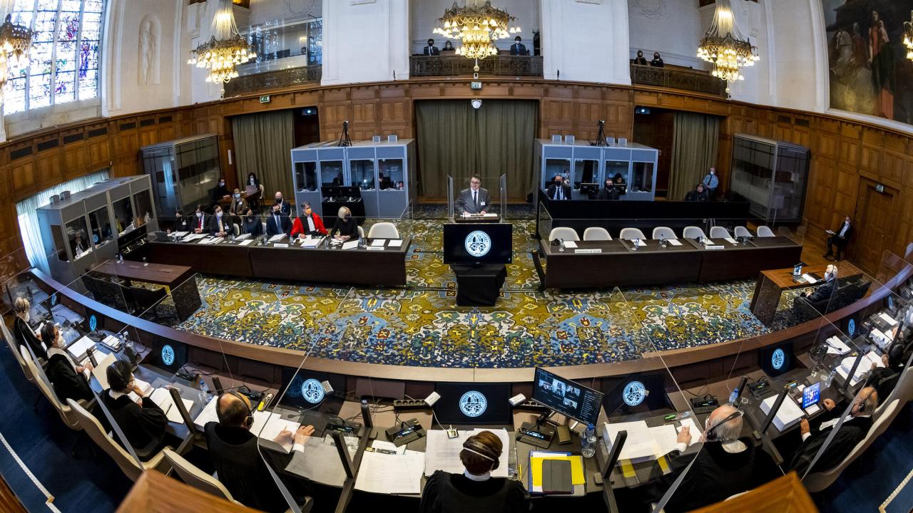 FN:s Internationella domstolen i Haag. Bilden är från tidigare möten i domstolen i samma fråga. Observera att Ryssland valt att bojkotta domstolen och lämnat sina platser tomma, till höger i bild.