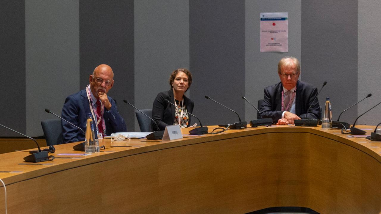 Till vänster EU-minister Hans Dahlgren, i mitten hans statssekreterare Paula Carvalho Olovsson och till höger Sveriges EU-ambassadör Lars Danielsson. Arkivbild.