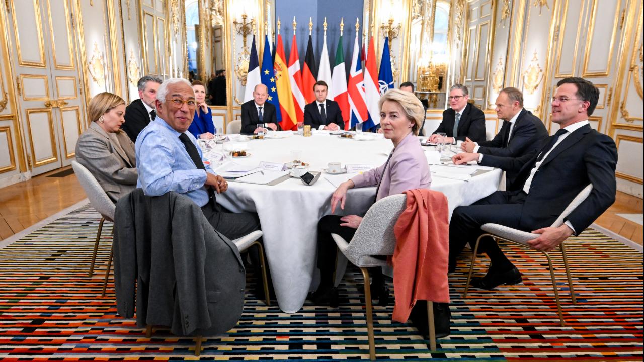 Måndagens toppmöte i Paris om hur Europa ska förhålla sig till de amerikansk-ryska förhandlingarna om Ukraina som både Ukraina och EU utestängts från.