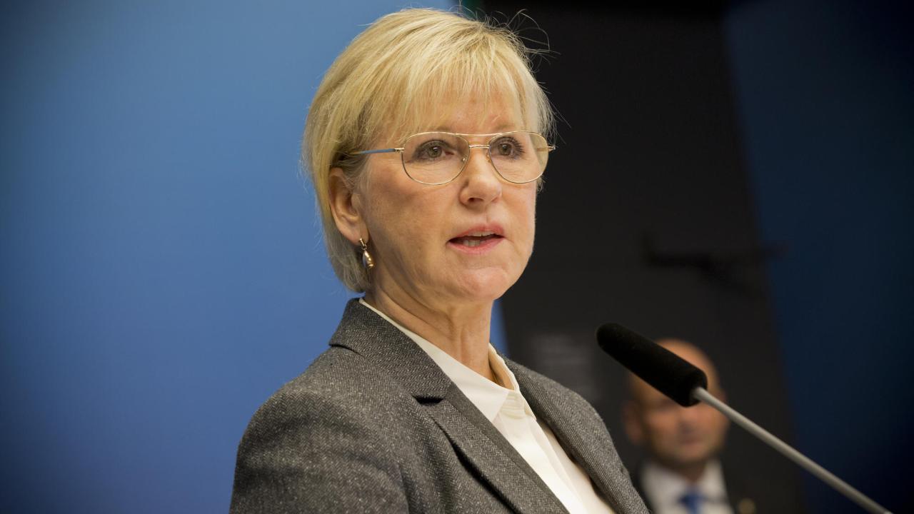 Utrikesminister Margot Wallström (S) vill att EU överväger nya sanktioner mot Ryssland.