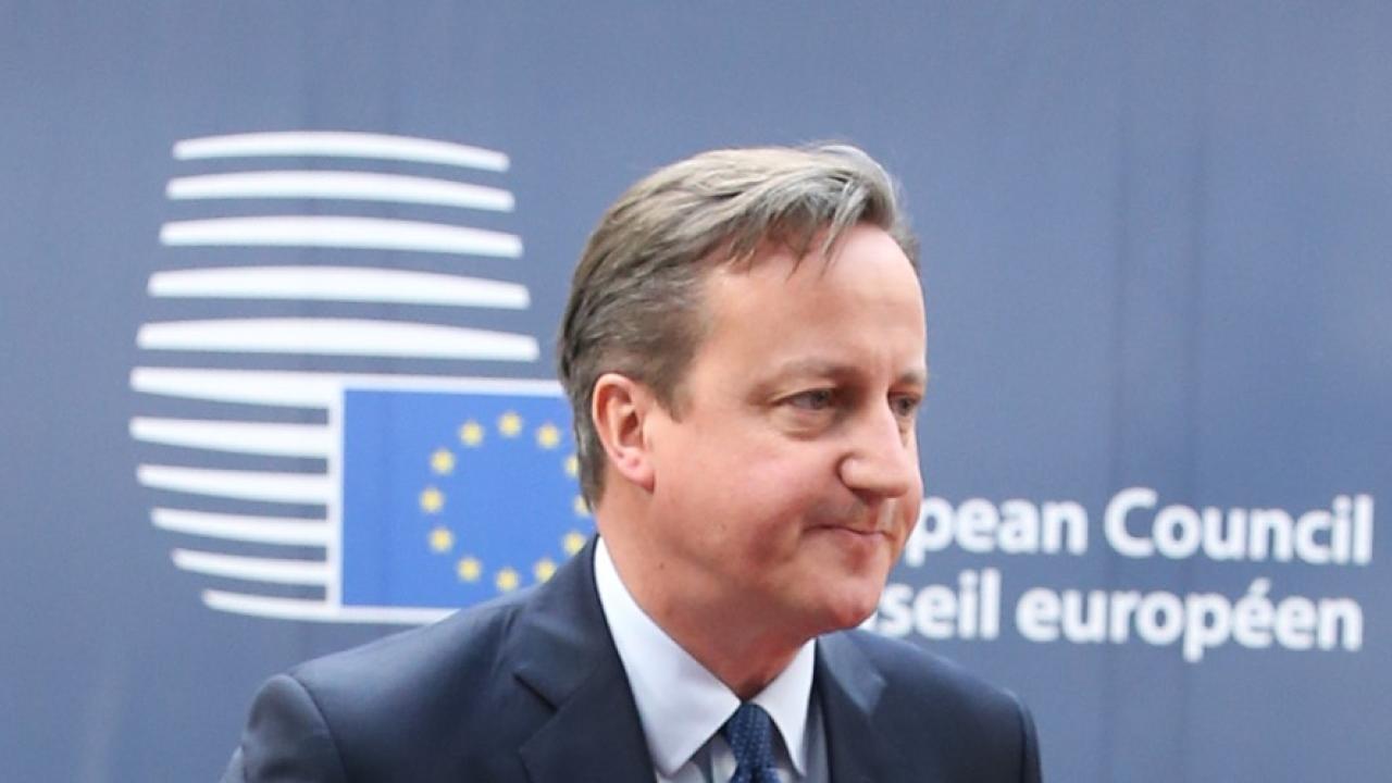 Den brittiske premiärministern David Cameron på väg in till EU-toppmötet.