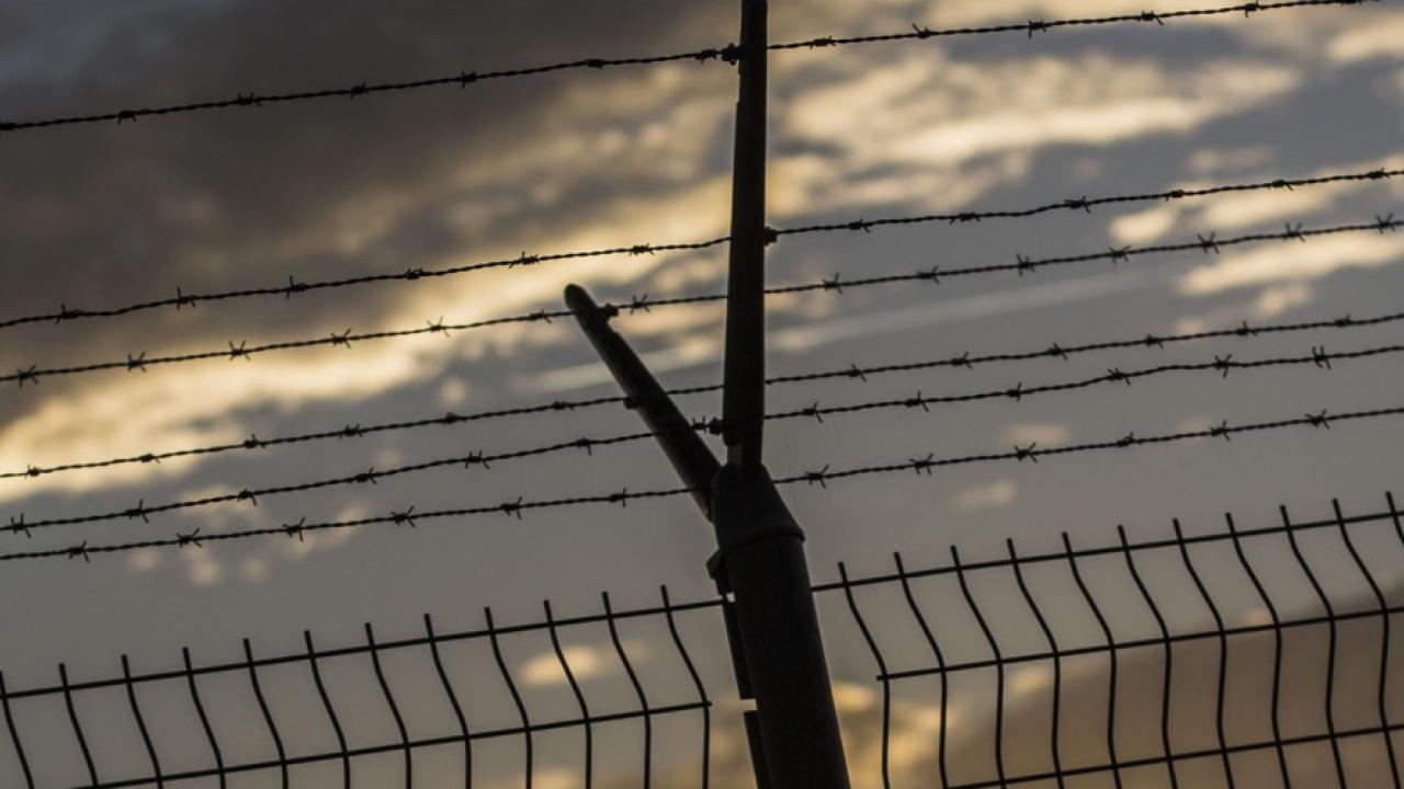 Klockan åtta på måndagsmorgonen togs de först spadtagen för bygget av en 150 meter lång "testsektion" av det staket mot Serbien som ska bli 175 km långt. Arkivbild.