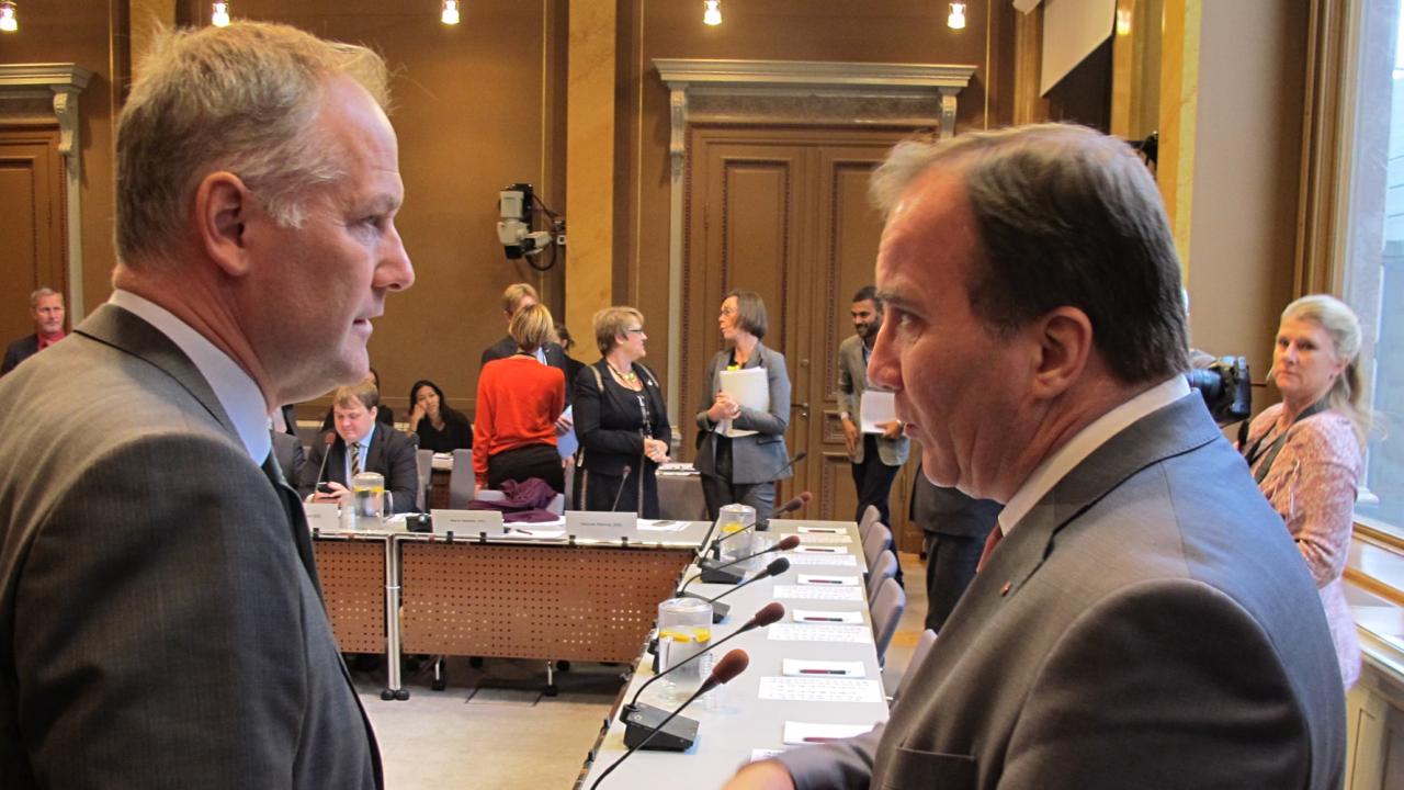 Vänsterpartiets ledare Jonas Sjöstedt och statsminister Stefan Löfven (S) diskuterar i EU-nämnden. Arkivbild.
