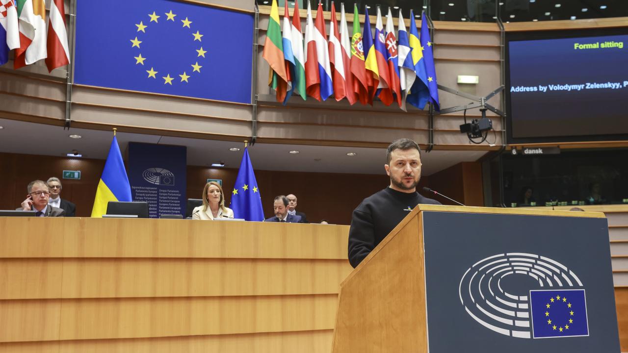 Den ukrainske presidenten Volodymyr Zelenskyj talar i EU-parlamentet.