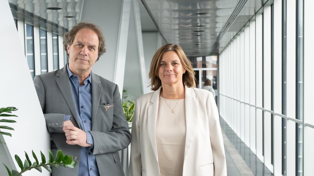 Europaparlamentarikerna Pär Holmgren (MP) och Isabella Lövin (MP) kritiserar Moderaternas ledande EU-politiker Tomas Tobé för att söka stöd hos högerextrema i stället för hos den politiska mitten. 