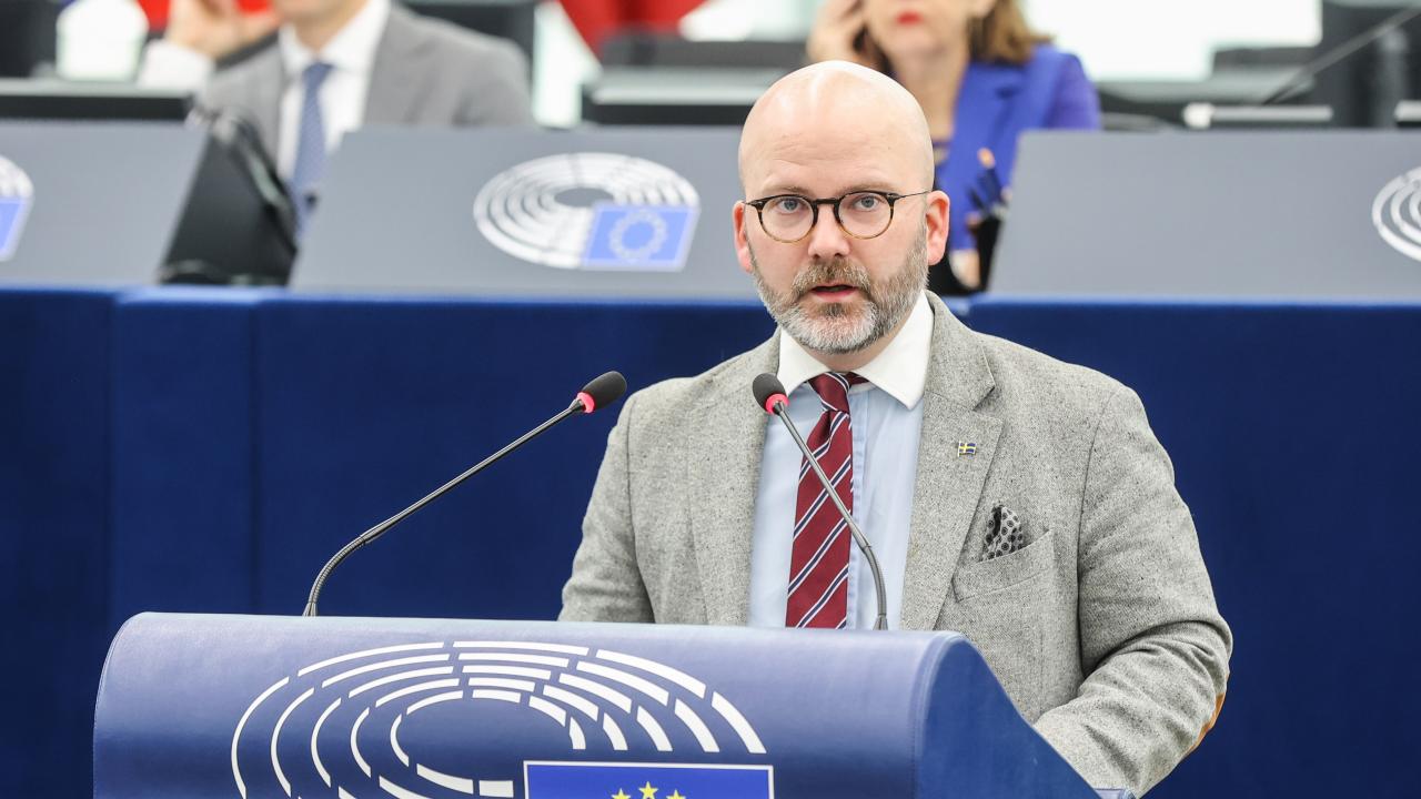 Sverigedemokraternas Charlie Weimers var enda svenska ledamoten i Europaparlamentet som deltog i tisdagens debatt inför EU-toppmötet i nästa vecka. 