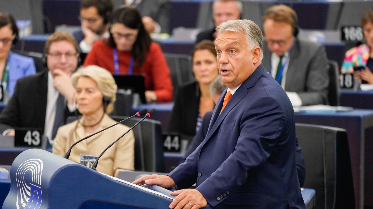 Ungerns premiärminister Viktor Orbán talade i Europaparlamentet på onsdagen. Till vänster i bakgrunden syns EU-kommissions ordförande Ursula von der Leyen innan hon gick upp i ett mycket kritiskt svaromål.  