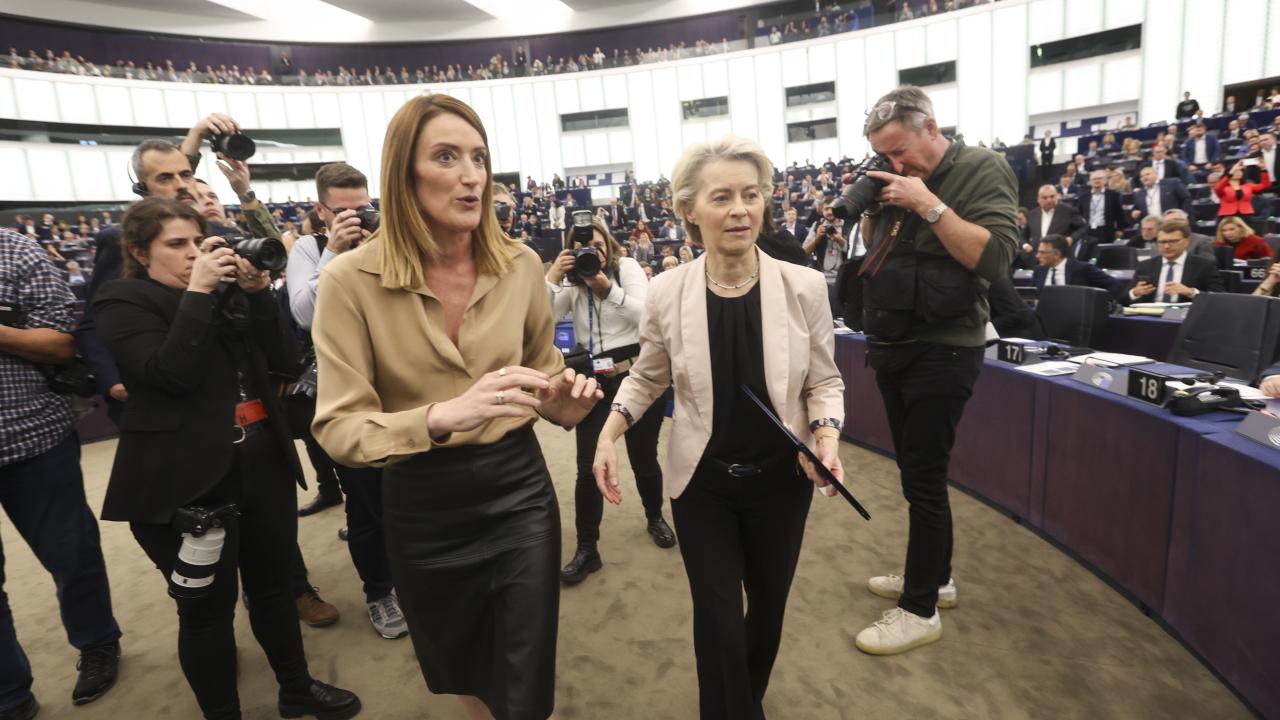 Europaparlamentets talman Roberta Metsola till vänster och EU-kommissionens ordförande Ursula von der Leyen som i handen har den formella bekräftelsen från talmannen på att hennes nya kommission blivit godkänd.