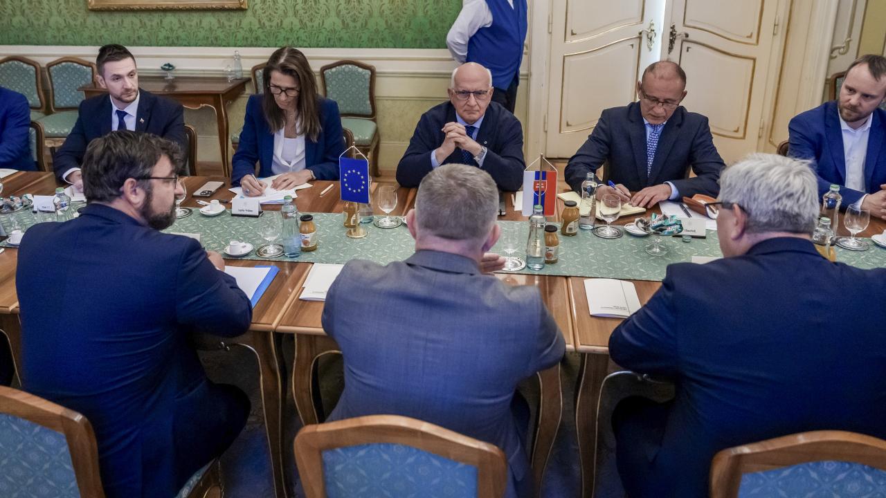 Representanter från EU-parlamentet träffar Slovakiens premiärminister Robert Fico (i mitten med ryggen mot kameran)
