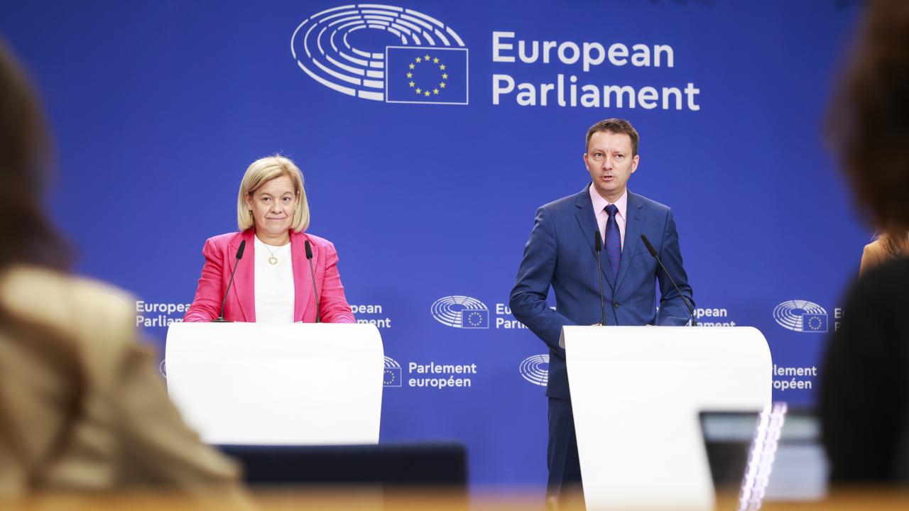 EU-parlamentets två huvudförhandlare om flerårsbudgeten den socialdemokratiska portugisiskan Carla Tavares och den konservative rumänen Siegfried Mureşan.