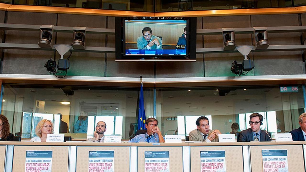 Några av deltagarna under torsdagens utfrågning om internetspionage.