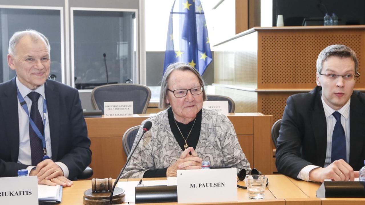 EU:s hälsokommissionär Vytenius Andriukaitis, EU-parlamentets Marit Paulsen och Juris Štalmeisters som representerade medlemsländerna under förhandlingarna.