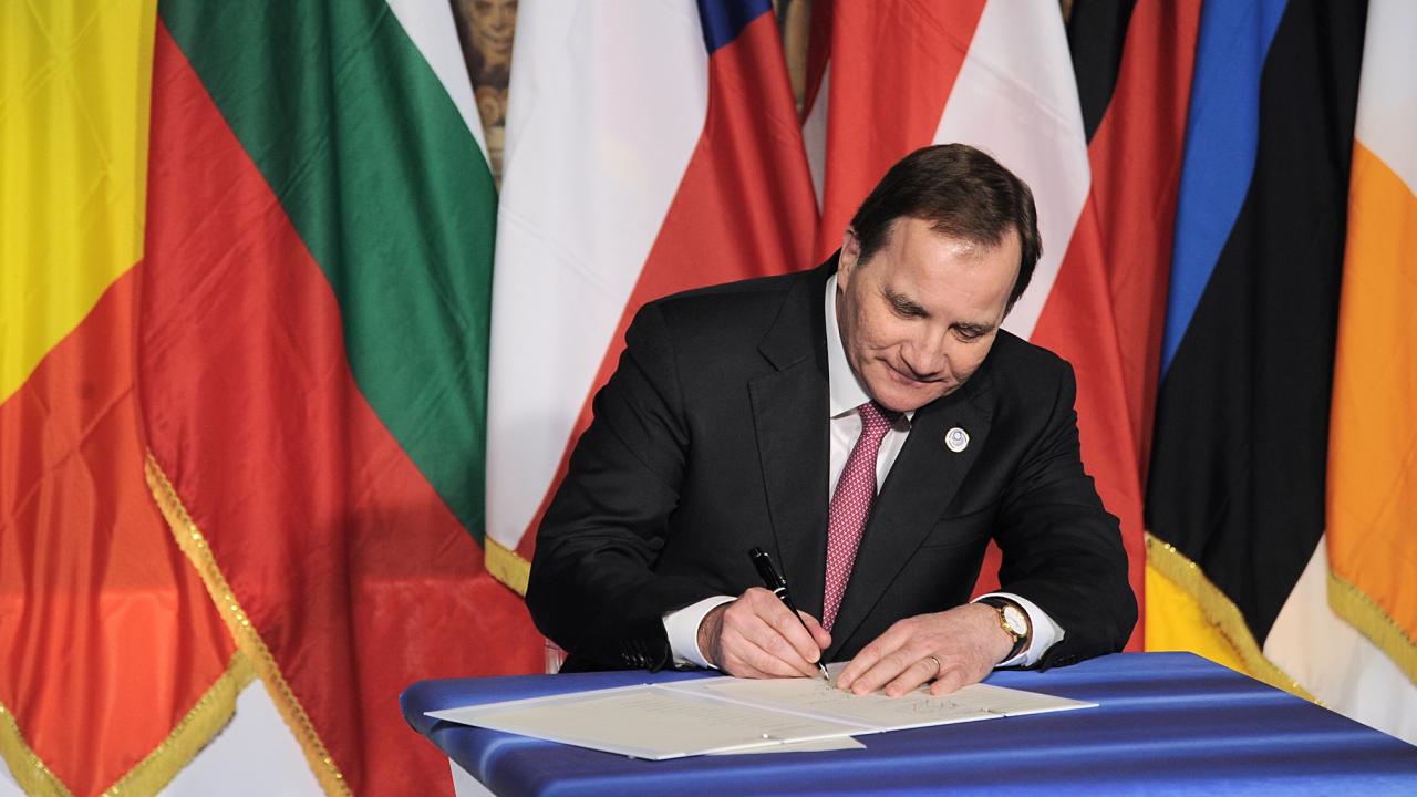 Statsminister Stefan Löfven (S) undertecknar Romförklaringen.