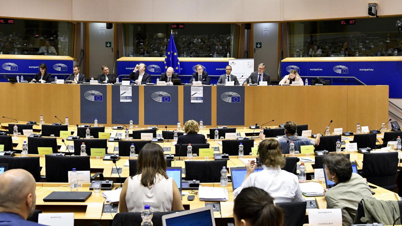 EU-parlamentarikerna slipper redovisa sina extramedel offentligt.