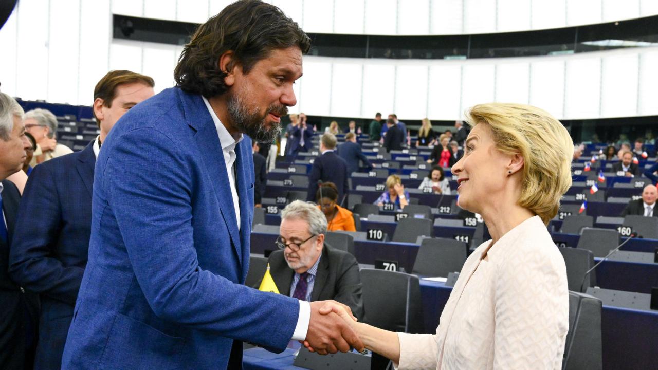 EU-parlamentarikern Tamás Deutsch från det ungerska regeringspartiet Fidesz gratulerar Ursula von der Leyen till jobbet som ny ordförande för EU-kommissionen.