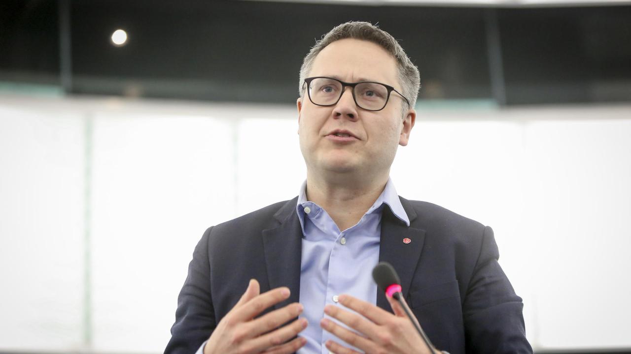 Johan Danielsson (S) menar att flygresor med nästintill tomma plan leder till onödiga utsläpp i coronatider. 