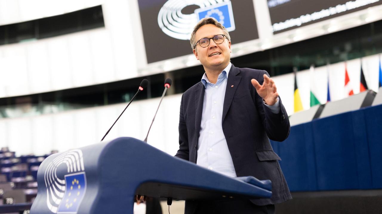 Johan Danielsson är en av de svenska ledamöterna som på torsdagen försökte få Europaparlamentet att ta upp frågan om EU-regler för minimilöner till debatt och beslut i plenum, dock utan att lyckas.