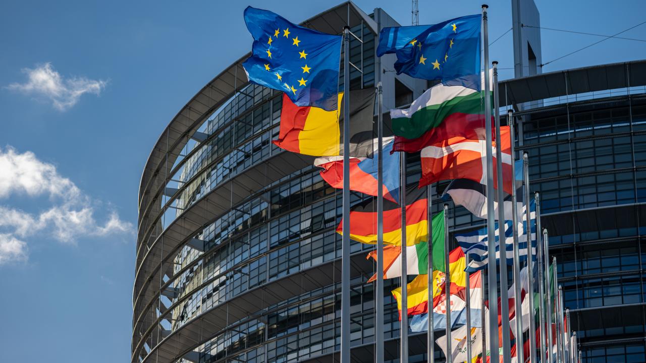 Nästan två av tre tillfrågade svenskar litar på EU medan knappt hälften hyser tillit till regeringen.