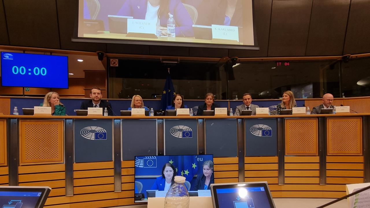 17 april 2024. I väntan på att Europaportalens svenska valdebatt i Bryssel ska börja.  