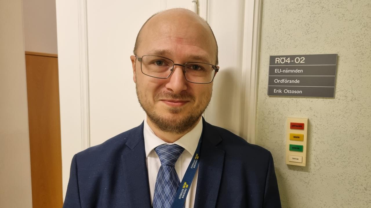 Riksdagens EU-nämndsordförande Erik Ottoson (M) anser att det är bättre att ha Ungern i EU än utanför.