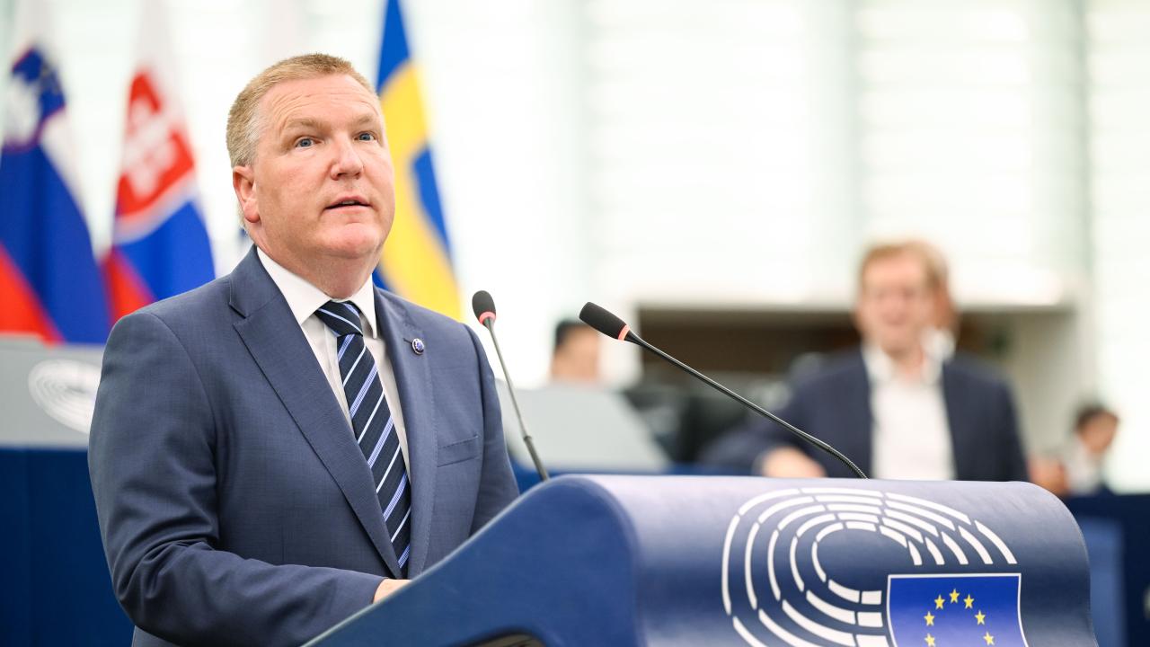 EU:s justitiekommissionär Michael McGrath avvisade under onsdagens debatt oron om minskad yttrandefrihet.