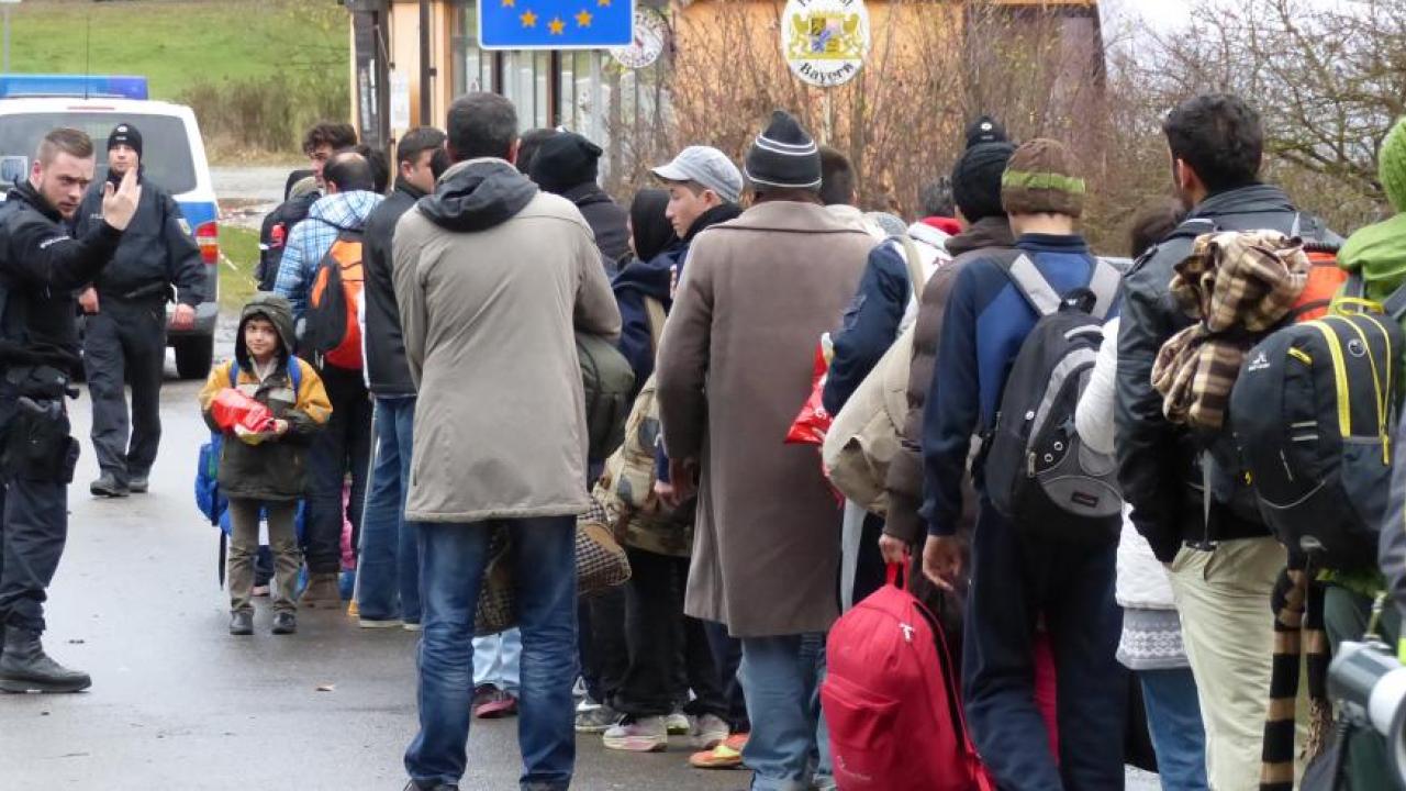 Flyktingar vid gränsövergång mellan Österrike och Tyskland. Arkivbild.