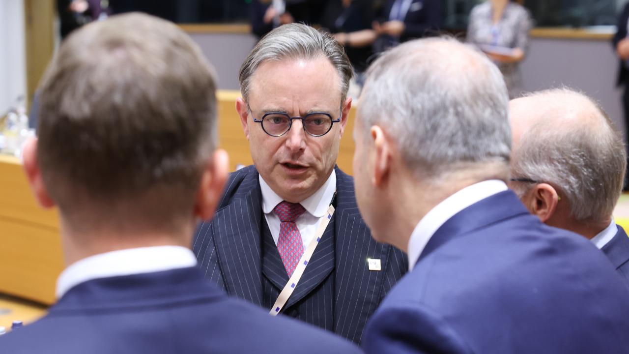 Belgiens premiärminister Bart De Wever sade sig inför torsdagens EU-toppmöte inte inte ha fått tillräckliga garantier för att använda de frysta ryska tillgångarna.