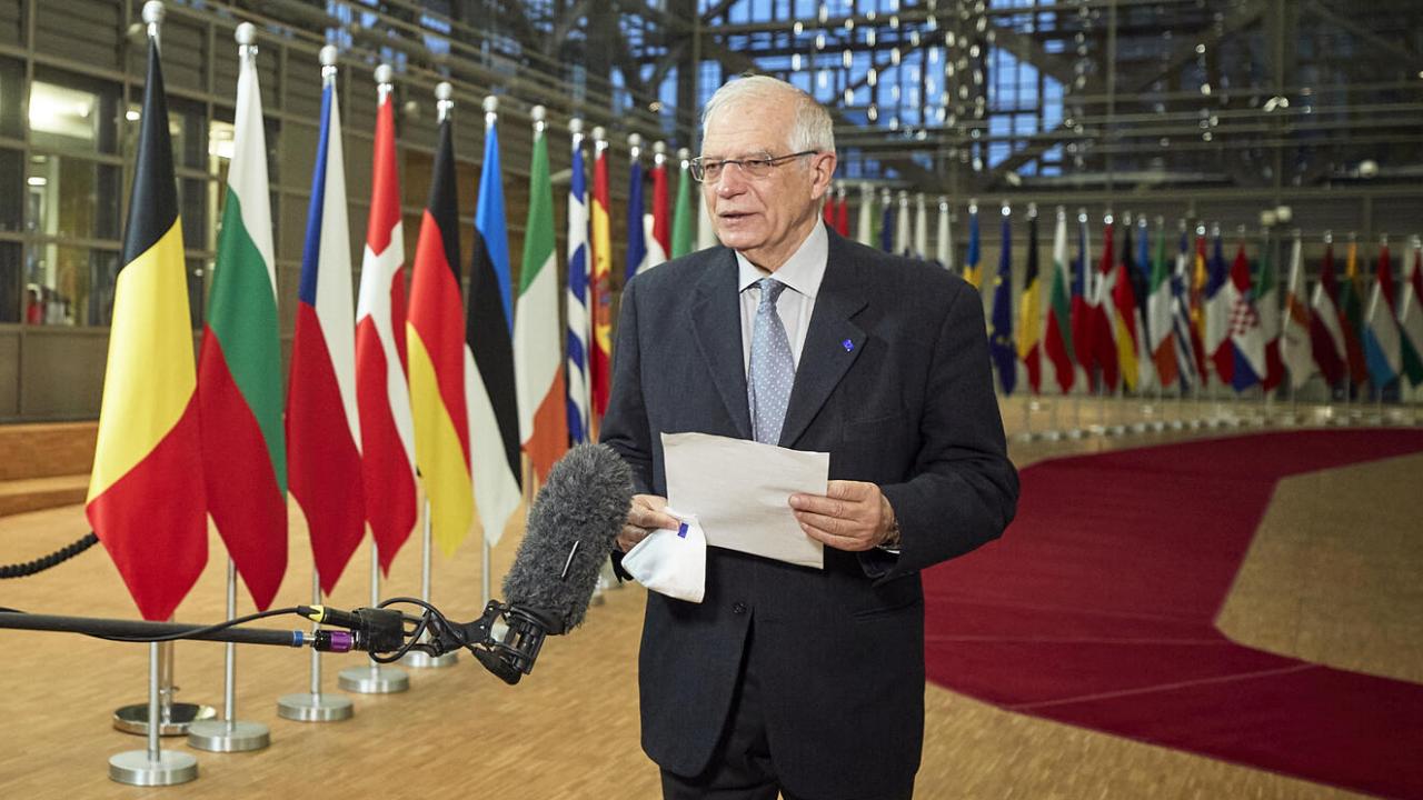 EU:s utrikeschef, den spanske socialdemokraten Josep Borrell, på väg in på måndagens utrikesministermöte i Bryssel.