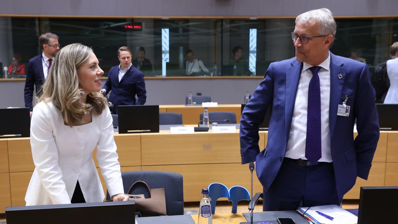 Sveriges EU-minister Jessica Rosencrantz (M) i samtal med sin tjeckiske motsvarighet Martin Dvořák under tisdagens möte i Bryssel.