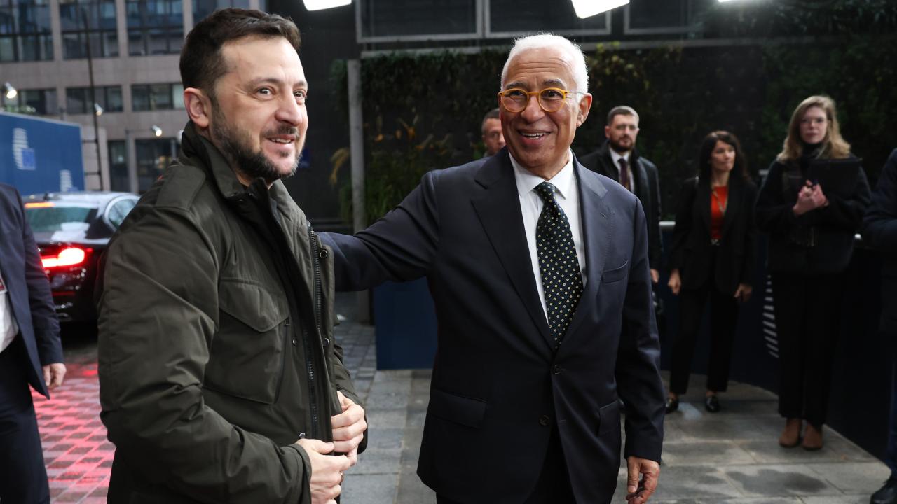 Ukrainas president Volodymyr Zelenskyj välkomnas till årets sista EU-toppmöte av den nya ordföranden António Costa.