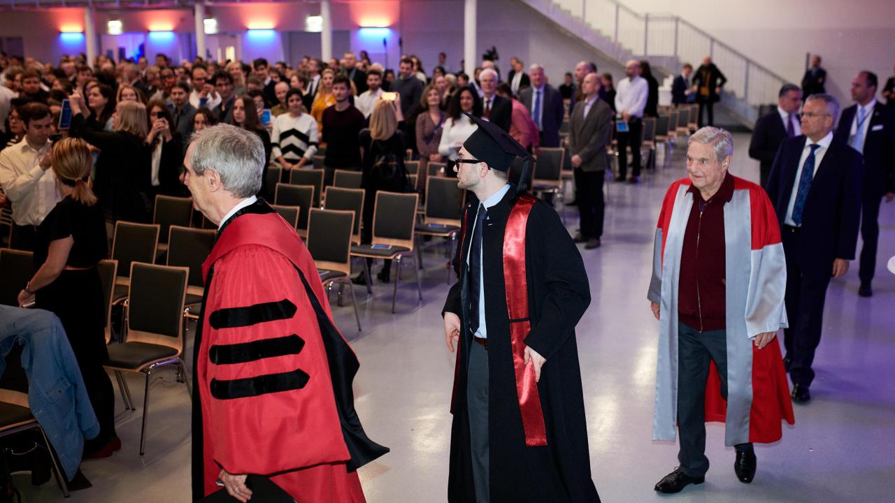 Invigning av Centraleuropeiska universitetet i österrikiska Wien efter nedstängningen i ungerska Budapest. Till höger i bild universitetets ungersk-amerikanske grundare George Soros. Arkivbild.