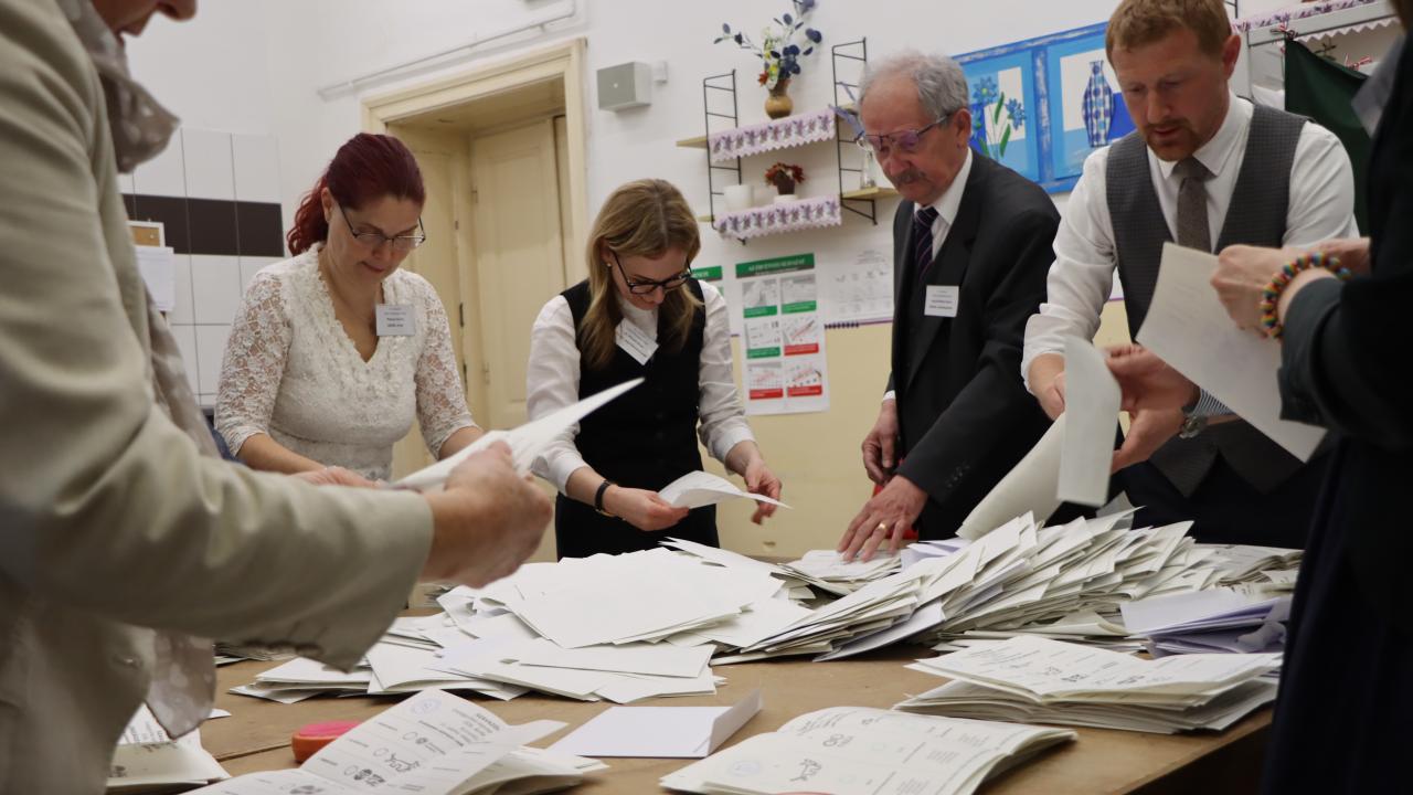 Valdagen gick i stort korrekt till men förutsättningarna runt valet var tydligt skeva till fördel för Fidesz och Viktor Orbán.