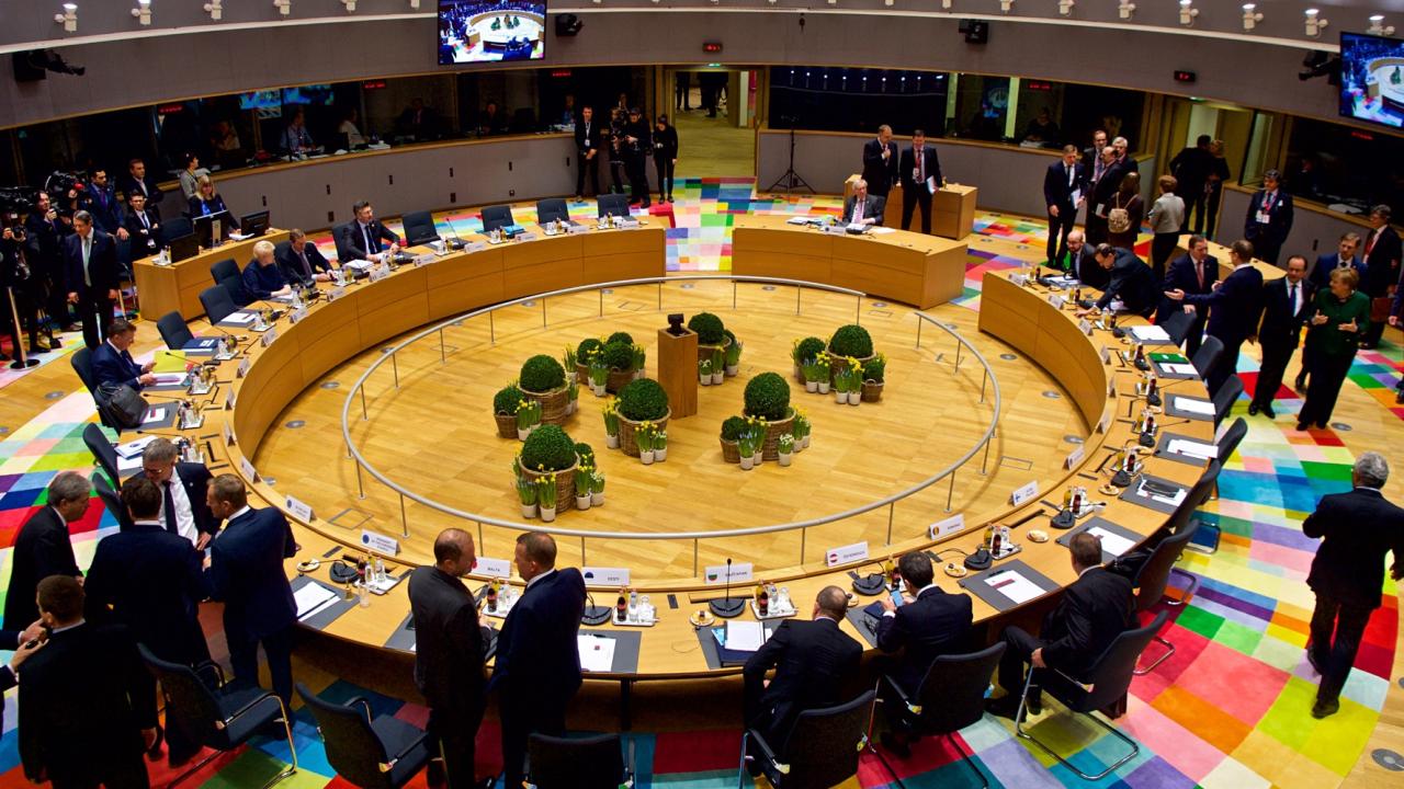 EU-ländernas stats- och regeringschefer samtalar i den nya mötesbyggnaden i Bryssel på fredagen. 