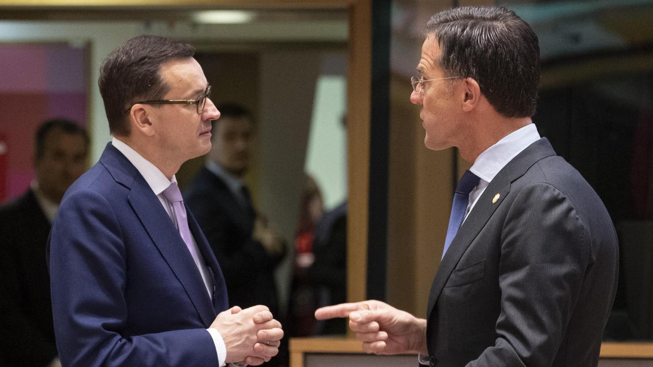 Polens premiärminister Mateusz Morawiecki i samtal med sin nederländske motsvarighet Mark Rutte. Arkivbild.