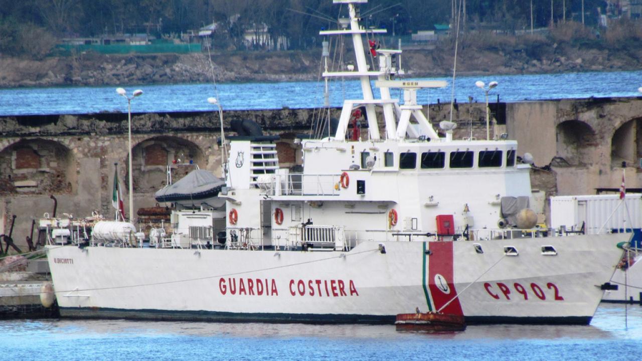 Den italienska kustbevakningens fartyg Ubaldo Diciotti här för ankar i Messina, också på Sicilien, 