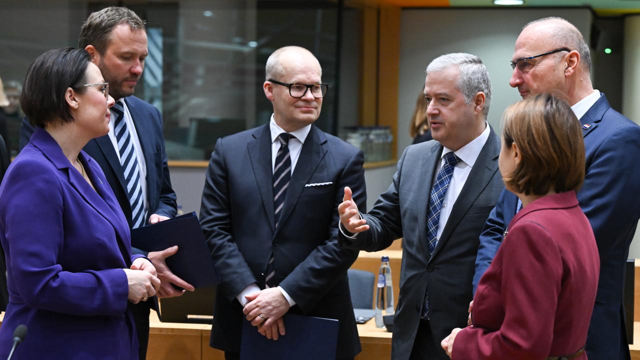 Sveriges utrikesminister Maria Malmer Stenergard (M) i samtal med kollegor från andra EU-länder under måndagens möte i Bryssel.