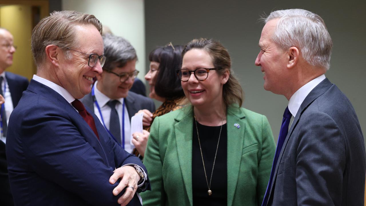 Sveriges migrationsminister Maria Malmer Stenergard (M) i samtal under tisdagens ministermöte i Bryssel.